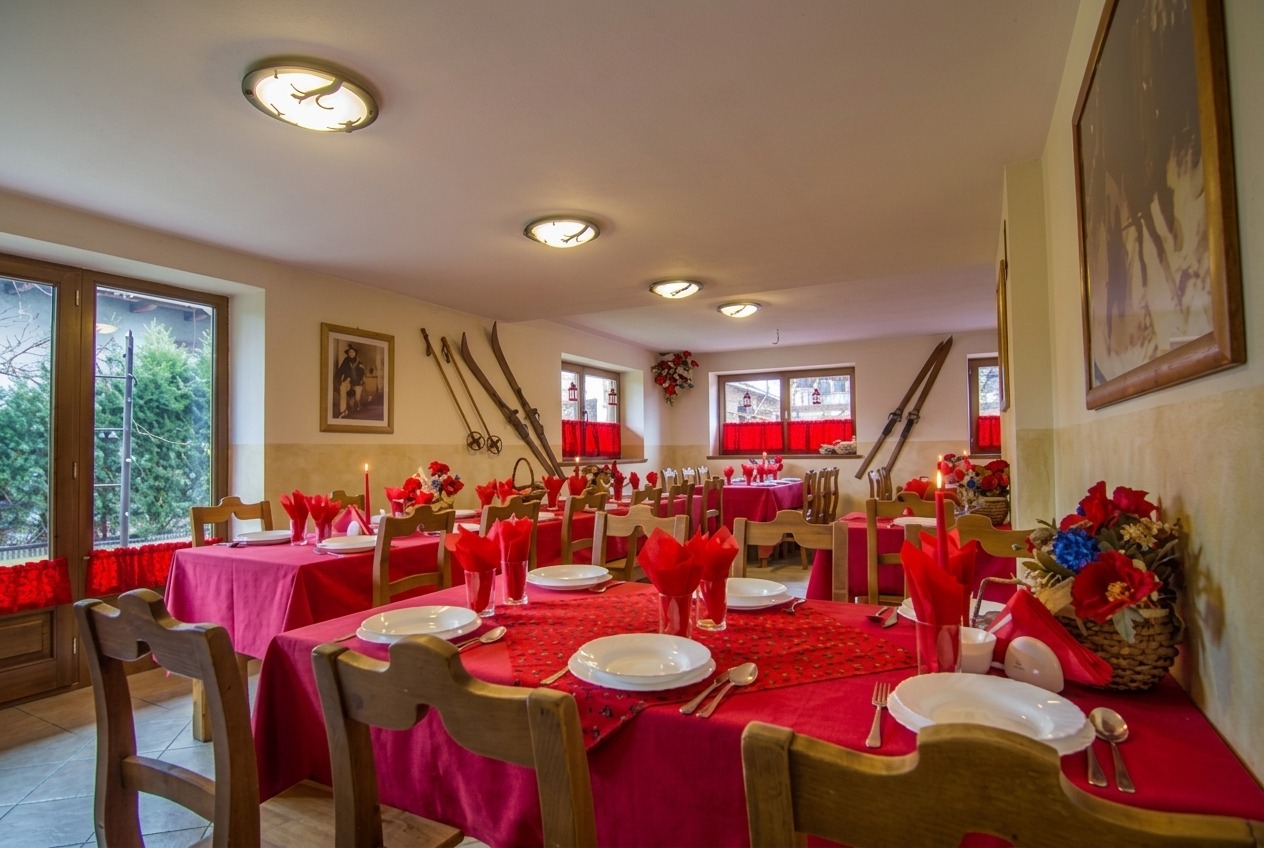 Dřevěné stoly v restauraci